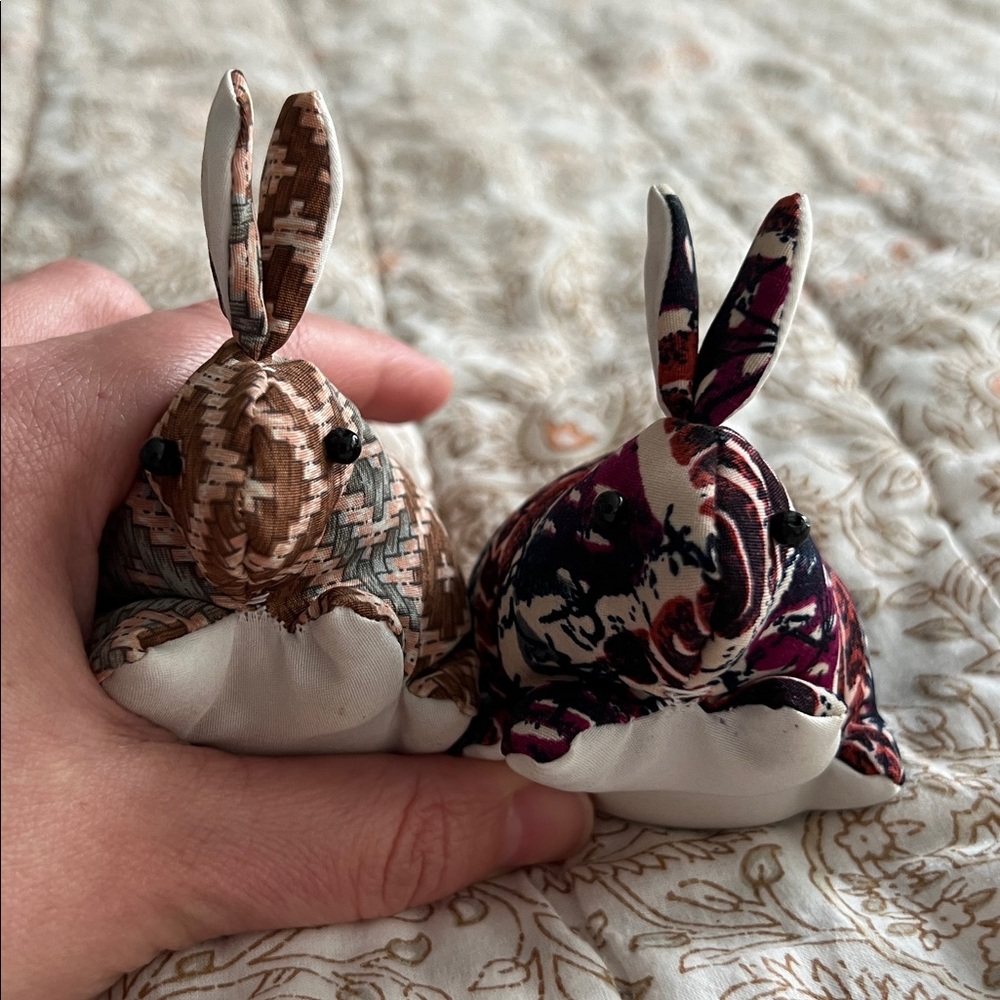 Adorable bunnies! 🐰🐰 decorative can be used as paper weights 😍